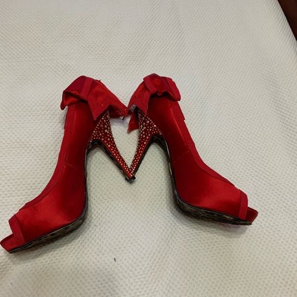 Red Heels - Picture 3 of 8